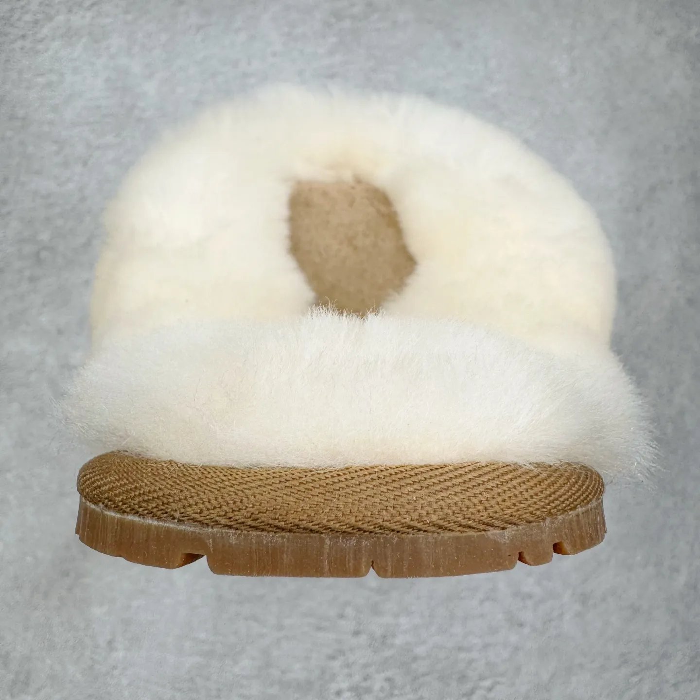 Pick up locally 💰 440 UGG slippers 2550 Star thin-soled autumn and winter sheep fur integrated snow boots. All shoes are made from the same factory as ZP. Longfeng A-grade Australian imported sheep fur integrated brand OEM production line. Fully follow the ZP process. OEM original pattern maker. Adhering to the principle of no original shoes and no development selection. Pay attention to every detail. The most authentic version on the market TREADLITE "Light Wing" technology outsole Lightweight/durable/flexible/pile size: 35 36 37 38 39 40 Coding: by2936040